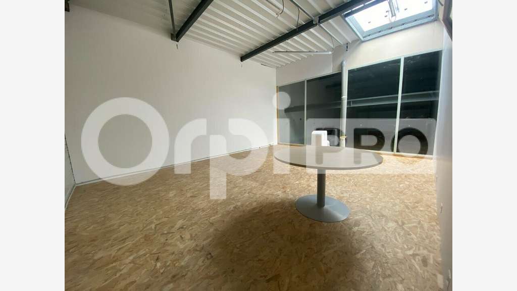A louer local d'activité / commercial 300m² Gleizé