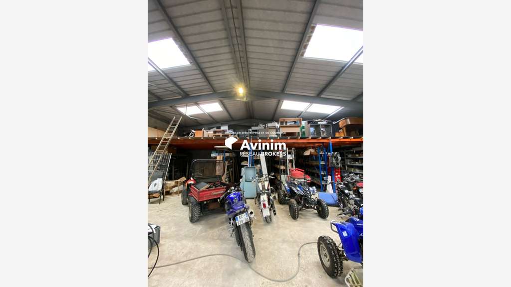 Atelier auto / moto 400m² – HSP 7 m – accès A8