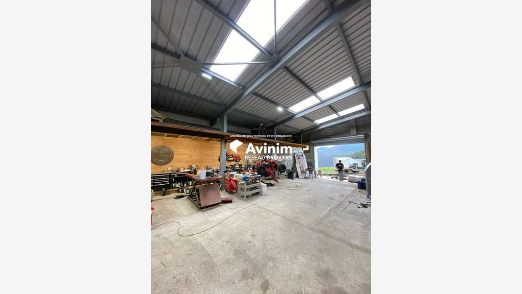 Atelier auto / moto 400m² – HSP 7 m – accès A8