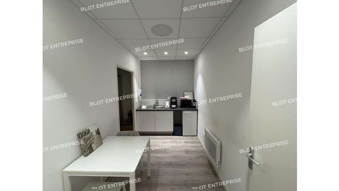 À LOUER - LOCAUX D'ACTIVITES - 232 m² - GOUESNOU