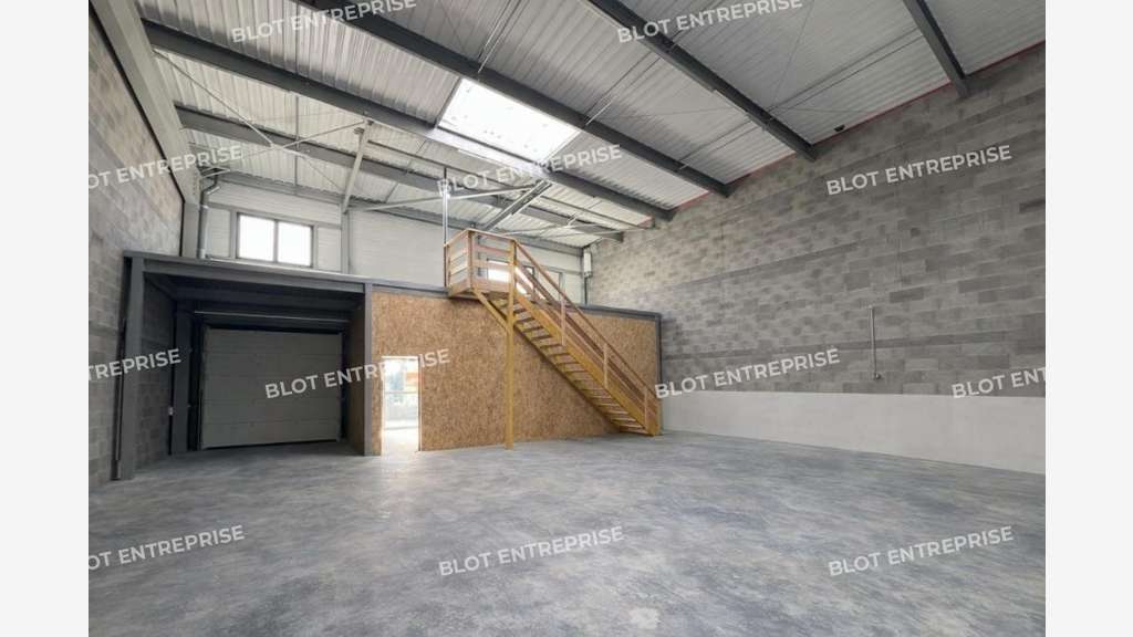 A louer cellule d'activités de 260m² à Goven