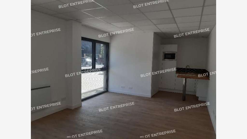 A louer cellule d'activités de 260m² à Goven