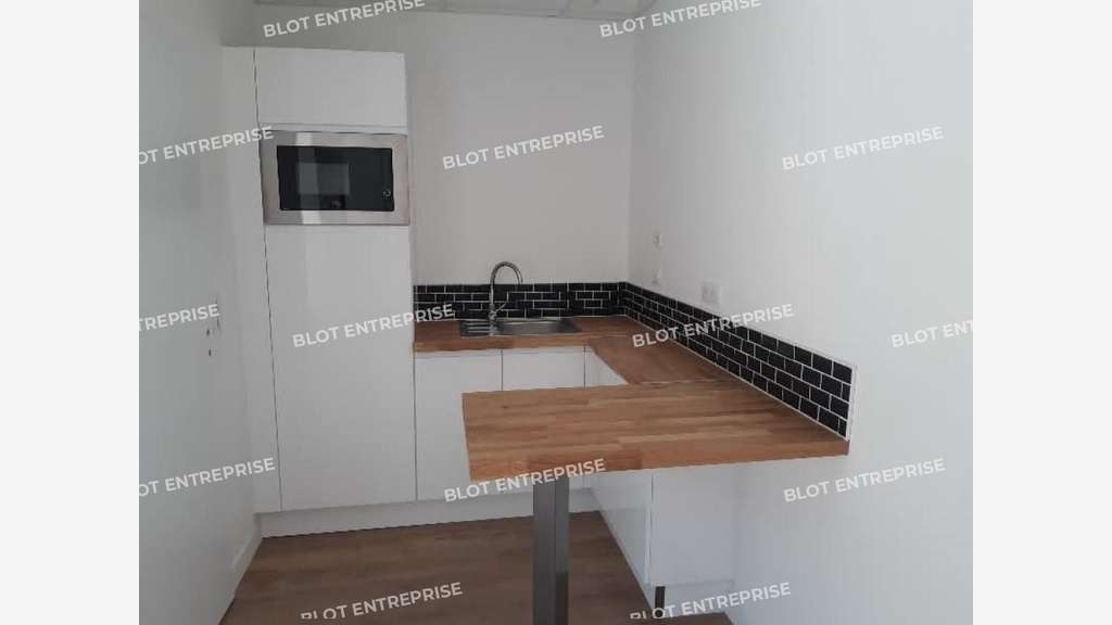 A louer cellule d'activités de 260m² à Goven