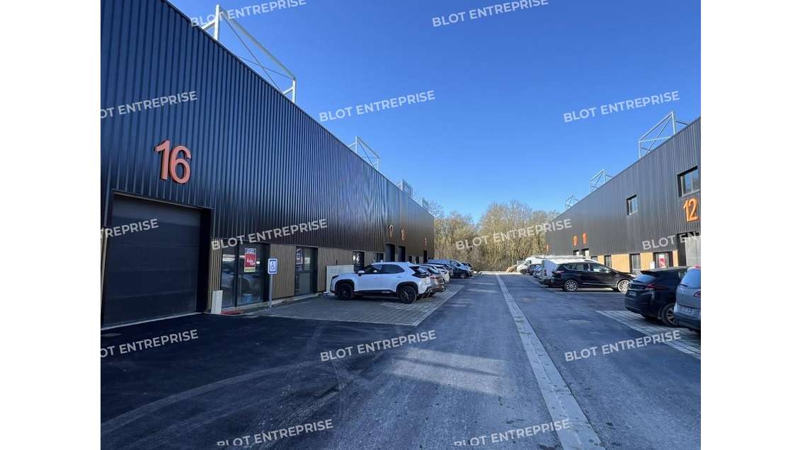 A louer cellule d'activités de 260m² à Goven