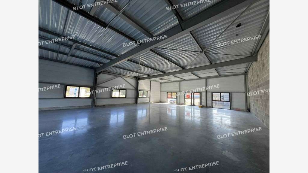 A louer local d'activités brut de 220m² à Goven