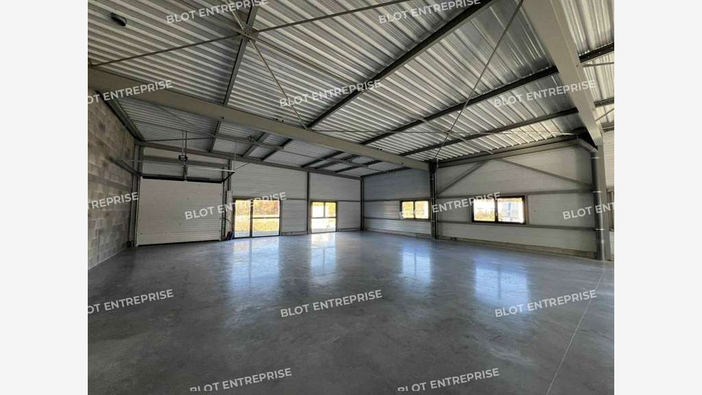 A louer local d'activités brut de 220m² à Goven