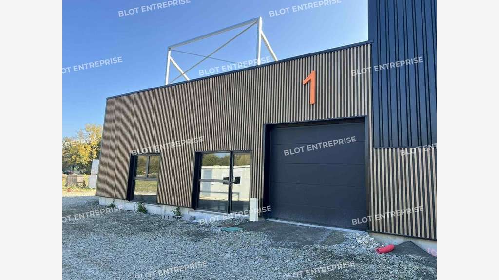 A louer local d'activités brut de 220m² à Goven