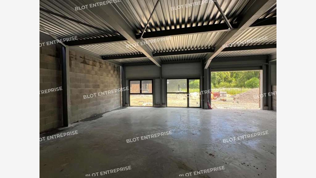 A louer cellule d'activités de 120m² à Goven