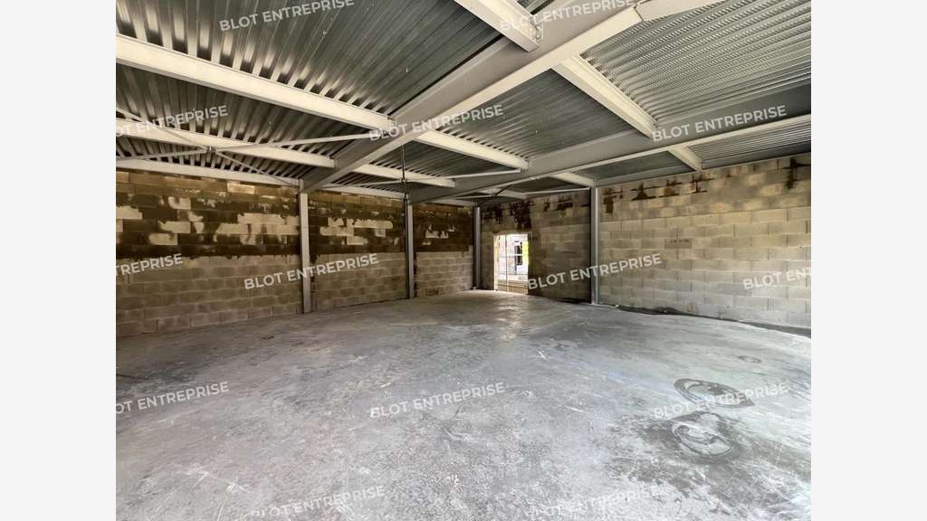 A louer cellule d'activités de 120m² à Goven