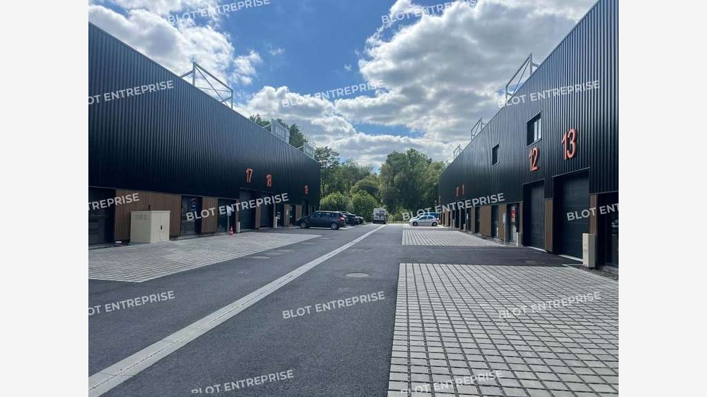 A louer cellule d'activités de 120m² à Goven