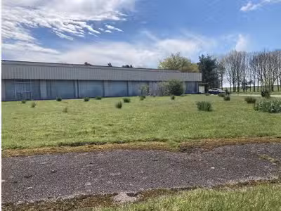 A louer locaux d'activités de 1 500m à Graçay