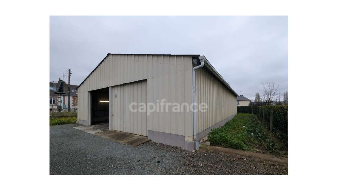 A louer local d'activité hangar 240m² à Grâces