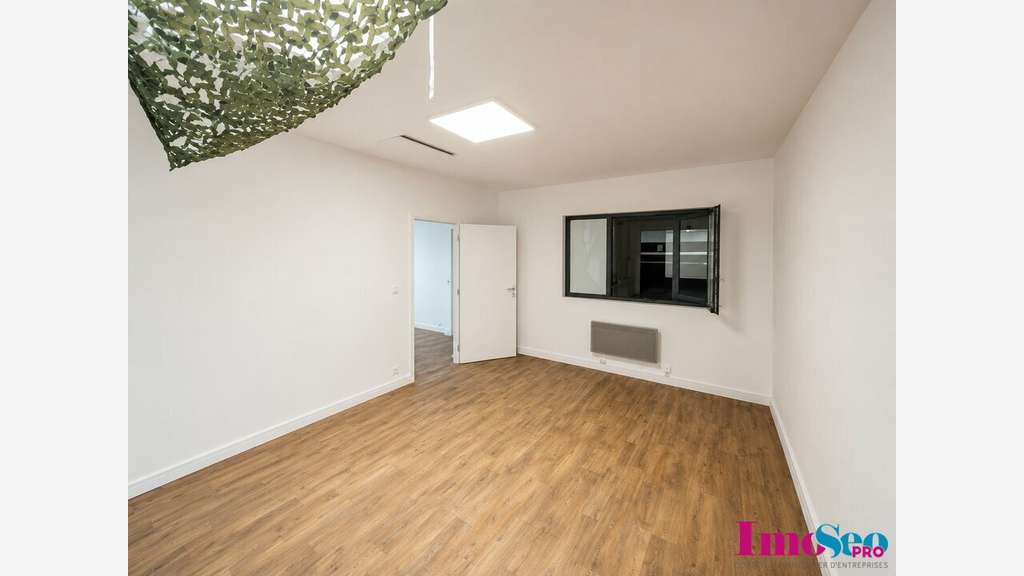 Local professionnel 98m² à louer à Gradignan