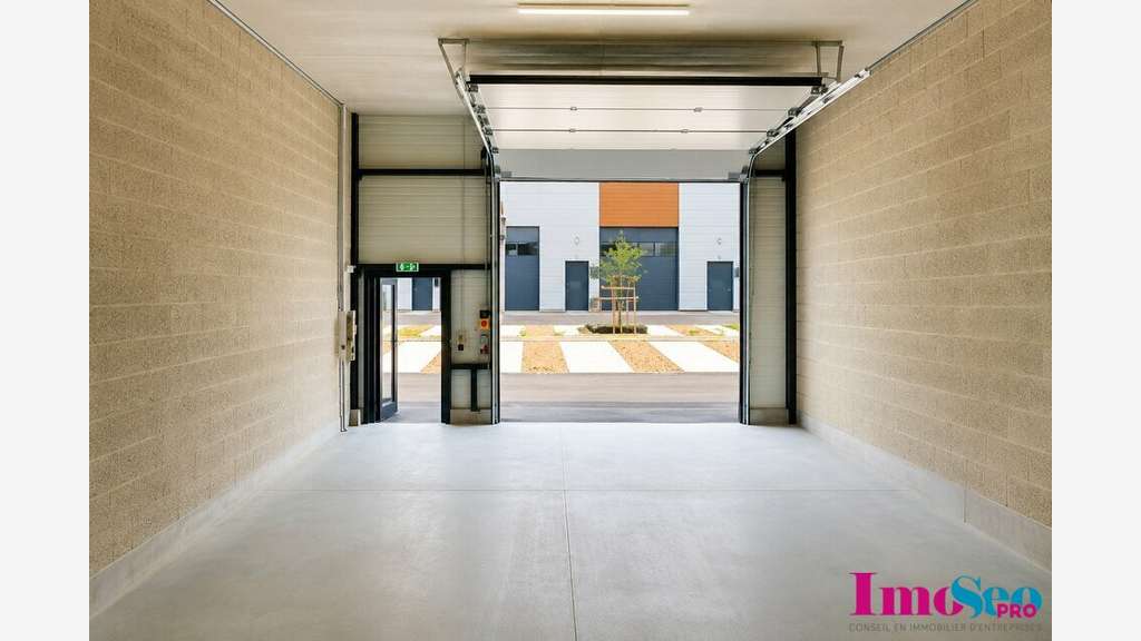 Entrepôt 387m² à louer sortie N°26 à Gradignan