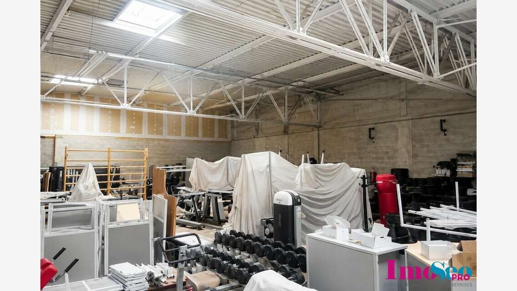 Entrepôt de 401m² à louer axe passant Gradignan