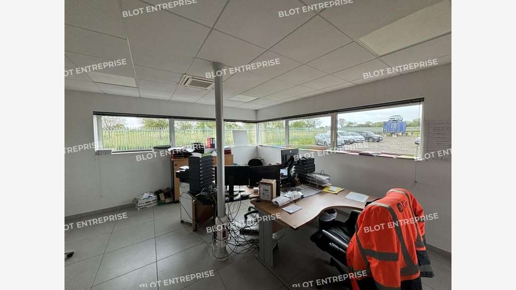 A louer local de 550m² à Grandchamps-des-Fontaines