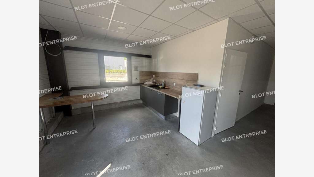 A louer locaux d'activités 166m² à Grandchamps