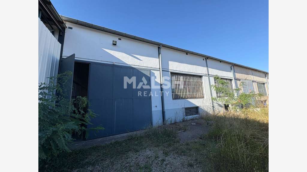 Local d'activités de 316 m² avec terrain privatif