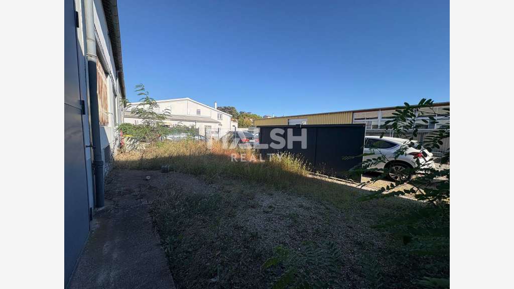 Local d'activités de 316 m² avec terrain privatif