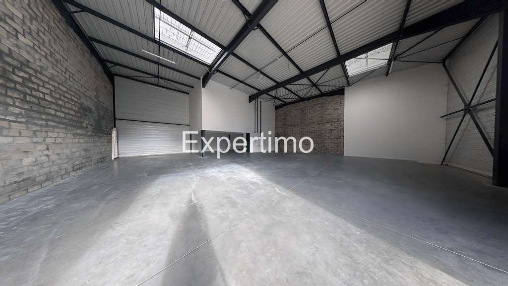 Loue 3 cellules d'activité 300 à 1 317m² Grigny