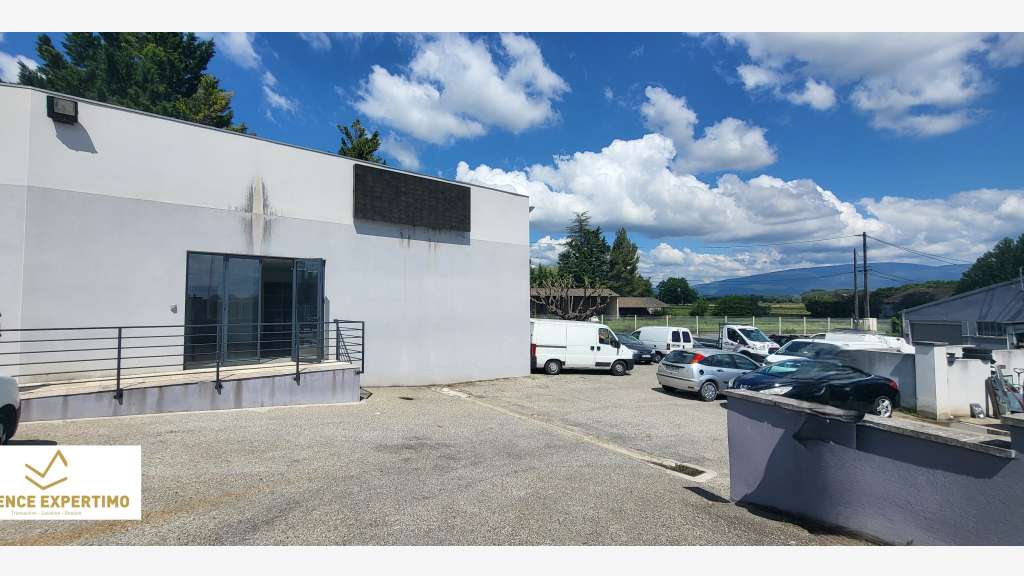 A louer local commercial 105m² à Grillon
