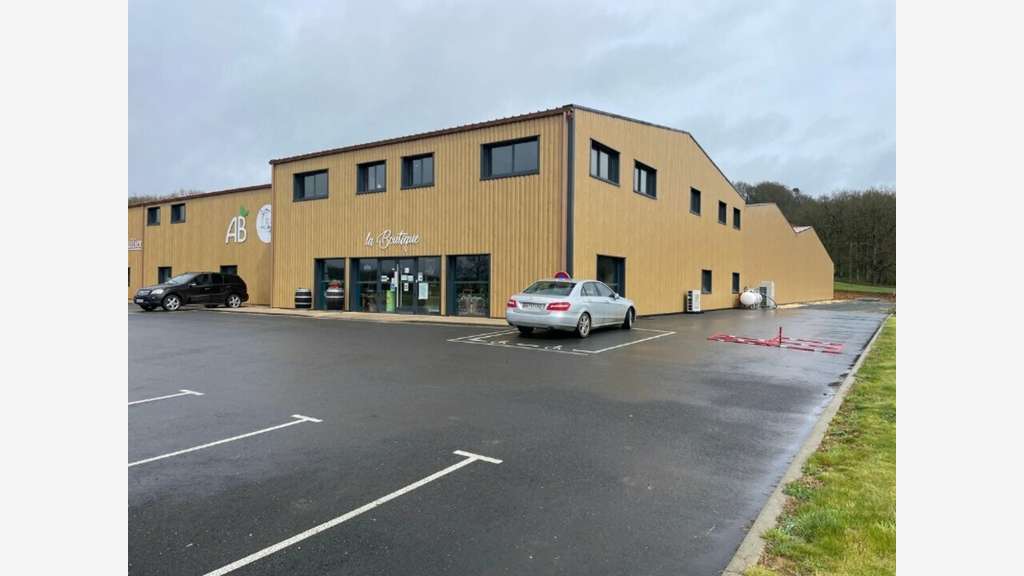 Local d'activité de 3500m² à louer à Grun Bordas