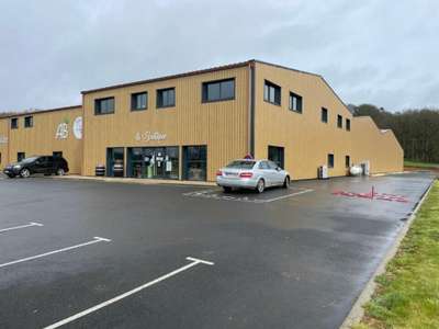 Local d'activité de 3500m² à louer à Grun Bordas