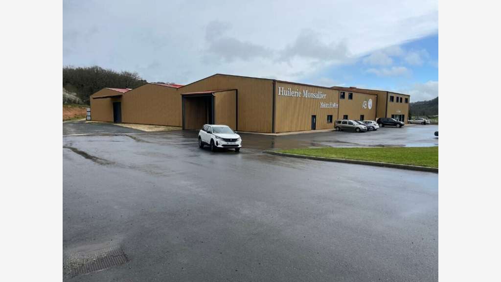 Local d'activité de 3500m² à louer à Grun Bordas