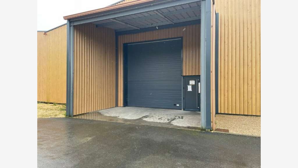 Local d'activité de 3500m² à louer à Grun Bordas
