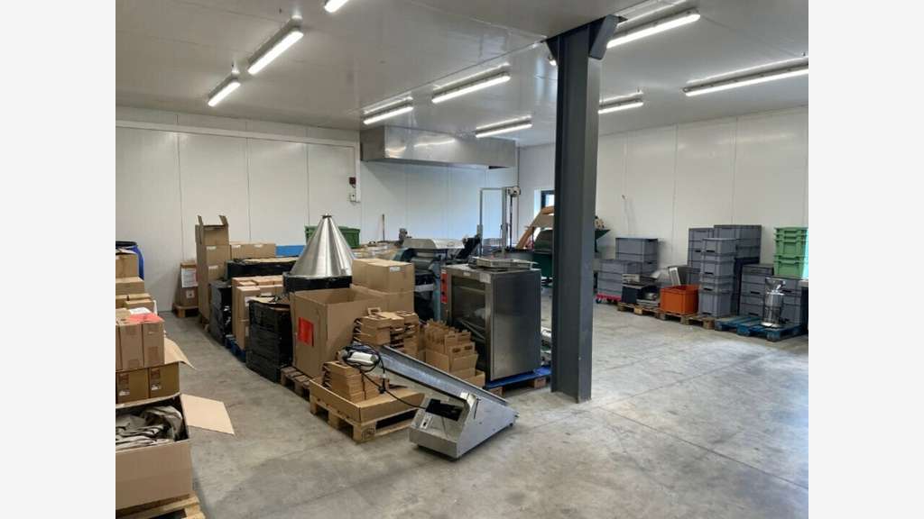 Local d'activité de 3500m² à louer à Grun Bordas
