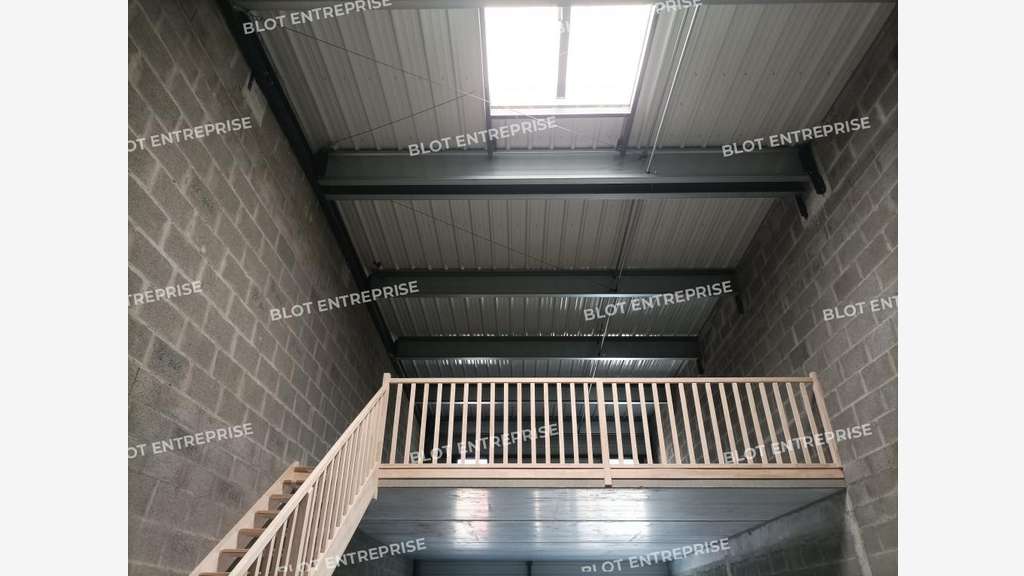 A louer cellule 158m² à Guérande ZA Villejames