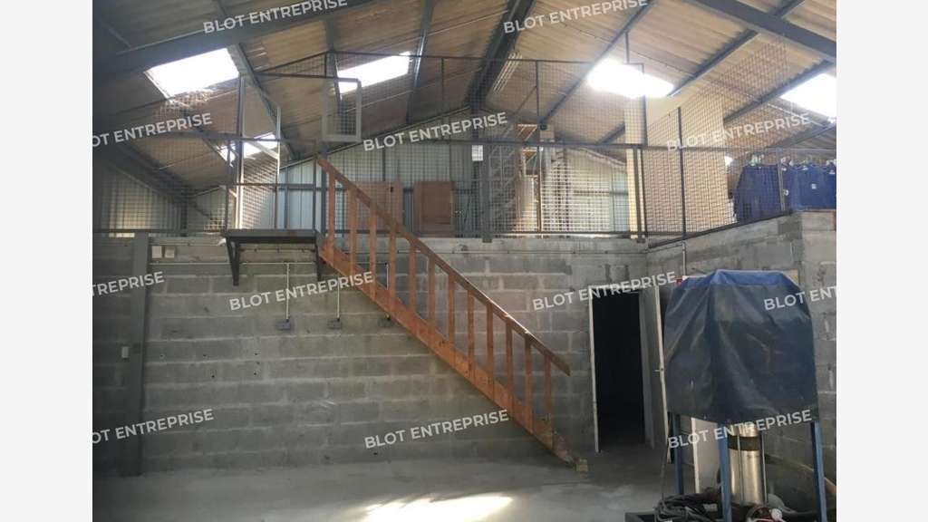 A louer locaux activités 443m² Guérande Villejames