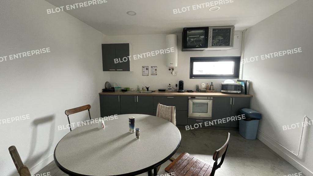 À LOUER - LOCAUX D'ACTIVITÉS - 895 M² - GUERANDE