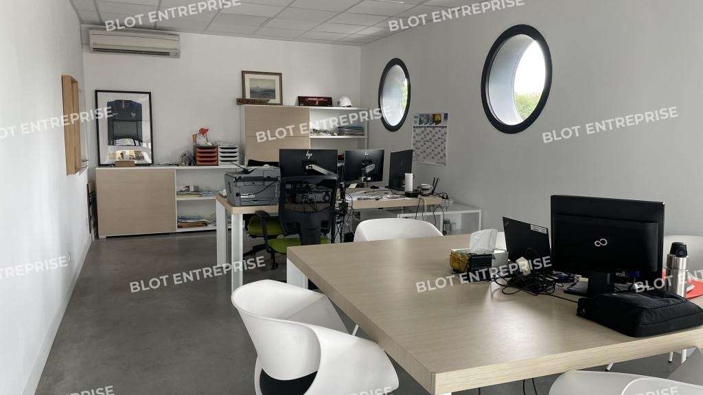 À LOUER - LOCAUX D'ACTIVITÉS - 895 M² - GUERANDE