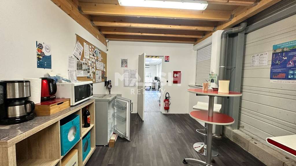 Loue local d'activités indépendant 298m² Guereins