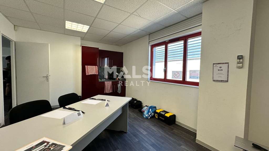 Loue local d'activités indépendant 298m² Guereins