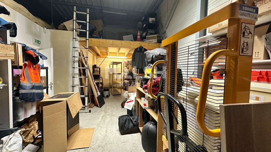 Loue local d'activités indépendant 298m² Guereins