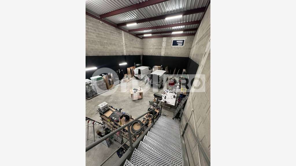 Local d'activité 255m² à louer à Gueux