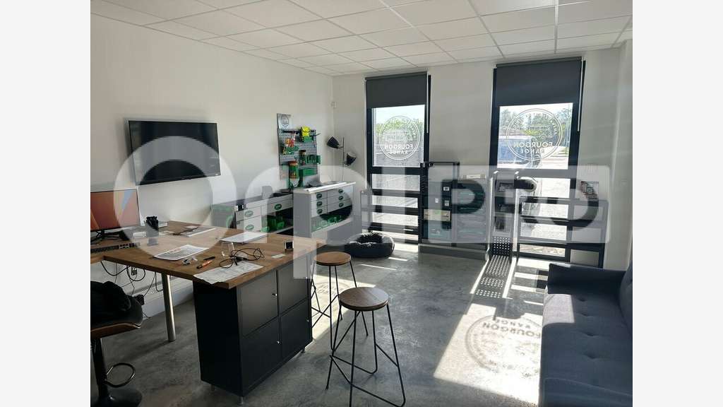 Local d'activité 255m² à louer à Gueux