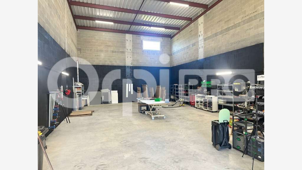 Local d'activité 255m² à louer à Gueux
