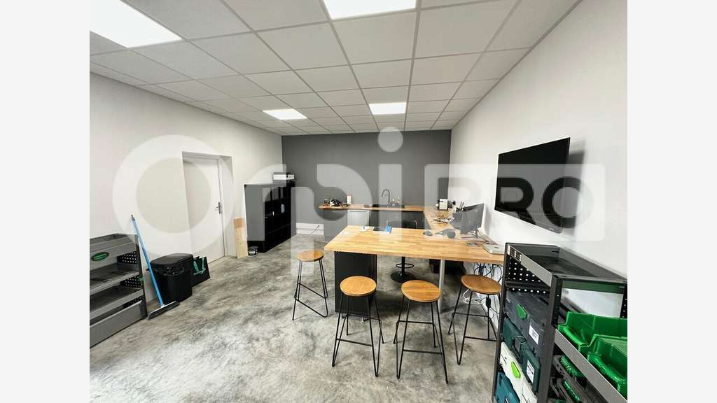 Local d'activité 255m² à louer à Gueux