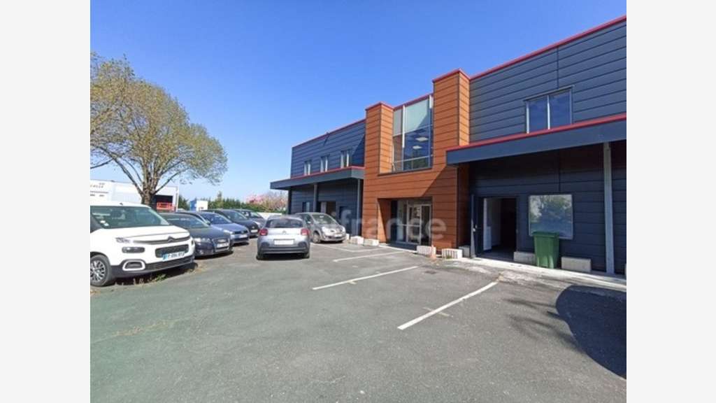 Location local polyvalent 180m² en RDC Guibeville 
