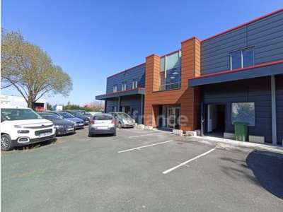Location local polyvalent 180m² en RDC Guibeville 