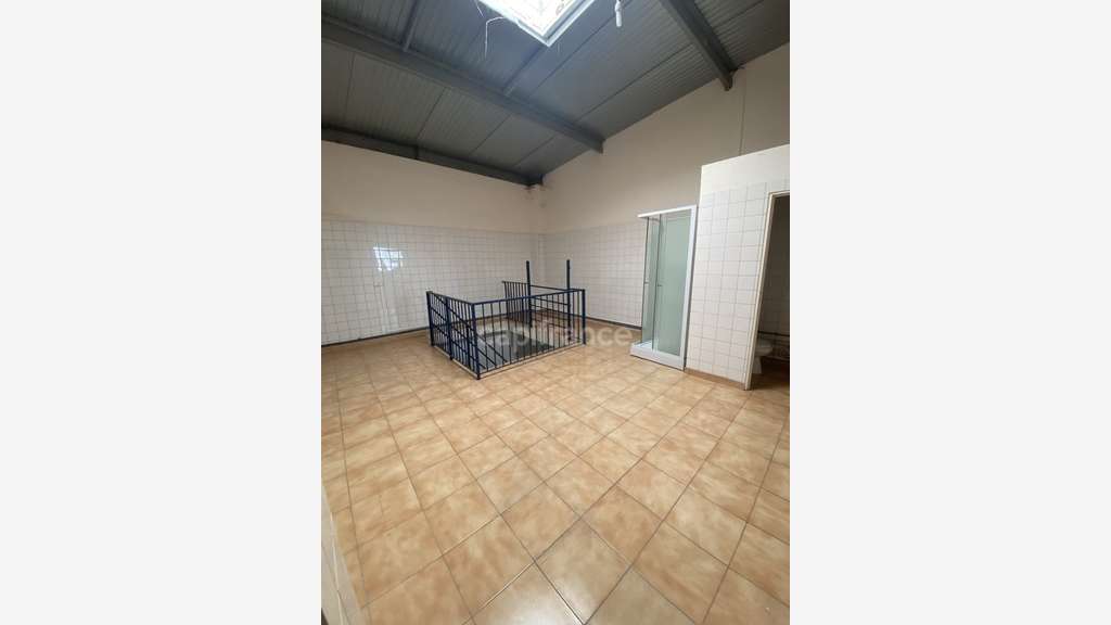Local d'activité 180m² à louer à Guibeville