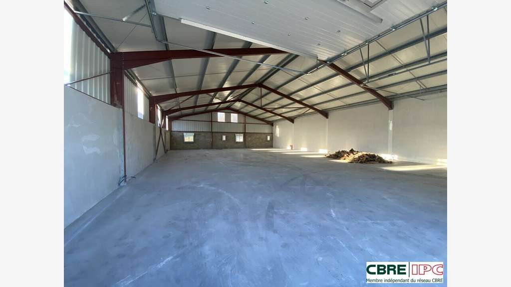 Location entrepôt 420m² sortie autoroute à Guiche