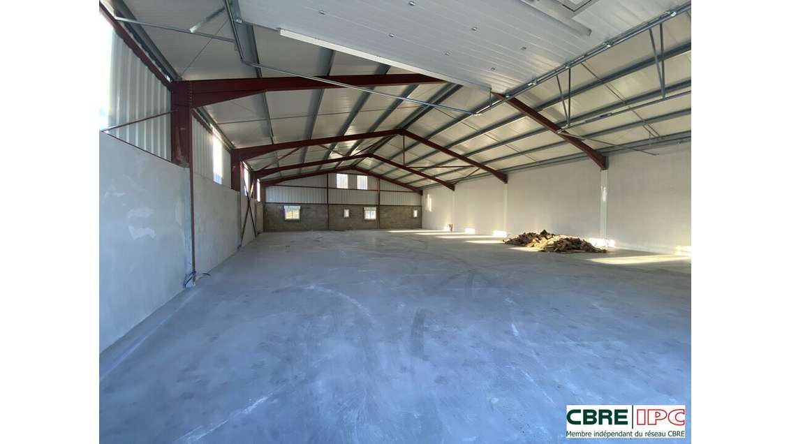 Location entrepôt 420m² sortie autoroute à Guiche