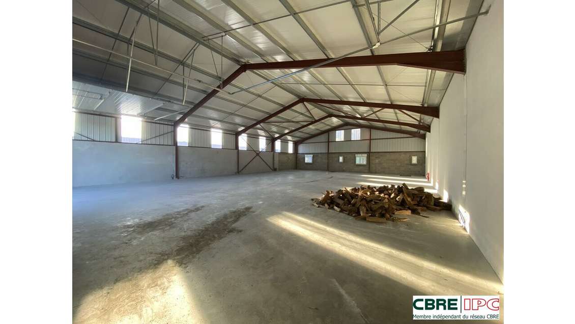 A louer entrepôt 210m² accès gros porteur Guiche 