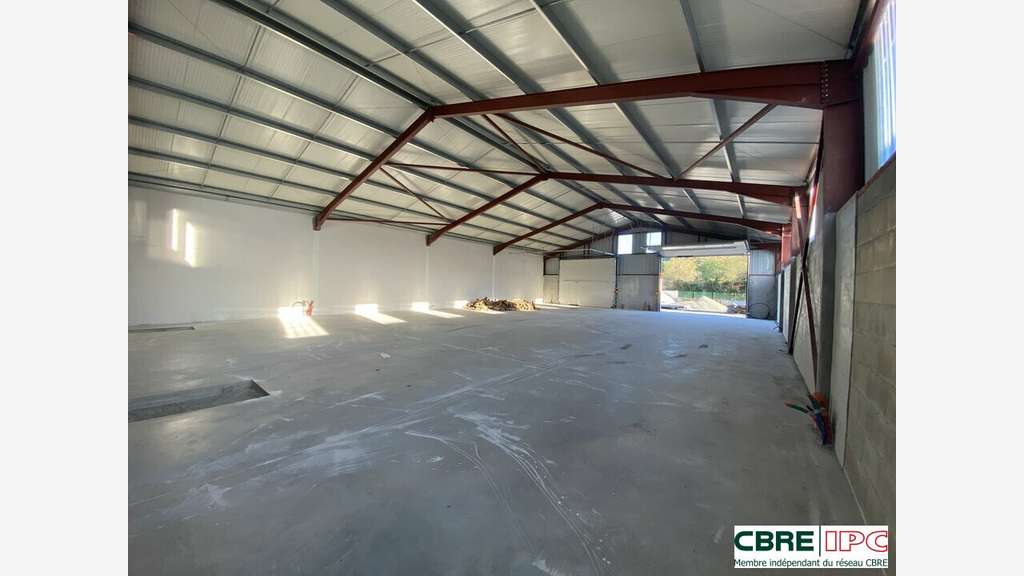 A louer entrepôt 210m² accès gros porteur Guiche