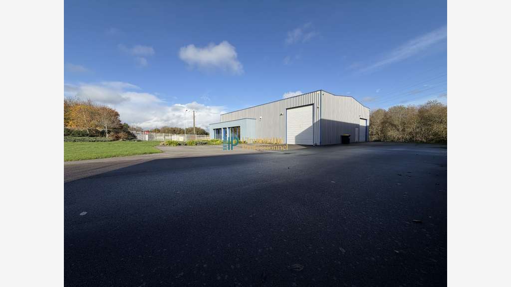A louer entrepôt 350m² sur 200m² à Guidel N165