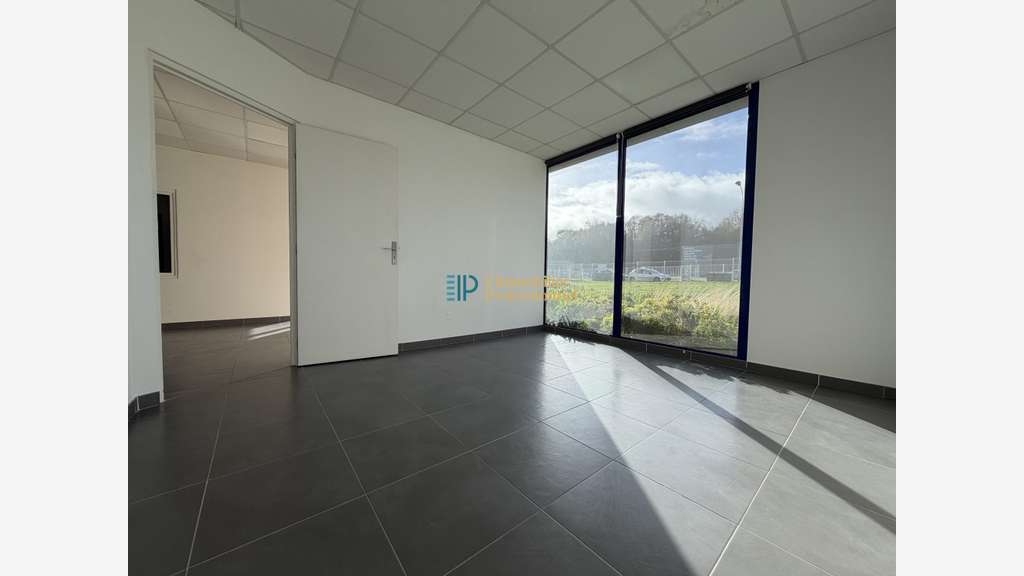 A louer entrepôt 350m² sur 200m² à Guidel N165